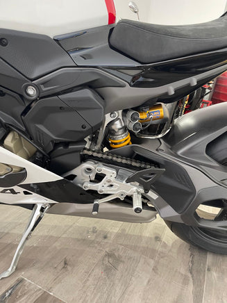 Dettaglio laterale della moto sportiva VB GROUP Ducati Panigale V4 Tricolore con sospensioni Ohlins e telaio nero
