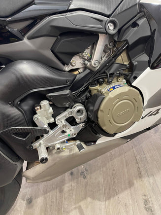 Dettaglio del motore e telaio della moto sportiva Ducati Panigale V4 Tricolore presso VB GROUP