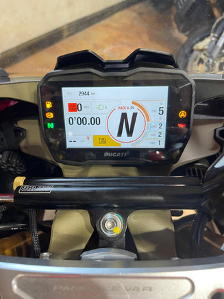Cruscotto digitale della moto sportiva VB GROUP Ducati Panigale V4 R con indicazione di 2944 km e ammortizzatore Ohlins