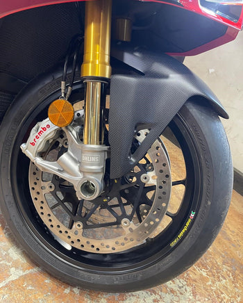Dettaglio ruota anteriore Ducati Panigale V4 R VB GROUP con forcella Ohlins, pinze freno Brembo e parafango in carbonio
