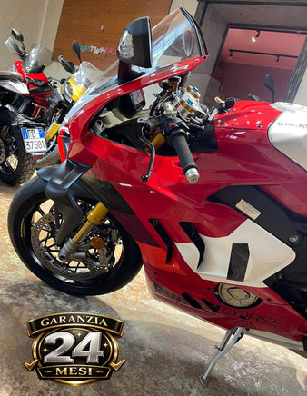 Moto sportiva Ducati Panigale V4 R rossa usata presso VB GROUP con dettagli in fibra di carbonio e garanzia 24 mesi