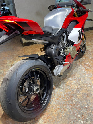 Moto sportiva Ducati Panigale V4 R rossa e argento usata, vista posteriore, in vendita presso VB GROUP