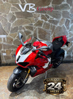 Moto sportiva Ducati Panigale V4 R rossa e bianca presso VB GROUP, vista frontale con dettagli tecnici