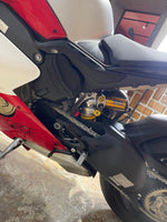 Dettaglio sospensione posteriore Ohlins su moto sportiva Ducati Panigale V4 R rossa e bianca presso VB GROUP