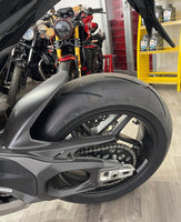 Dettaglio della ruota posteriore e forcellone in carbonio di una moto sportiva Ducati Panigale V4 presso VB GROUP