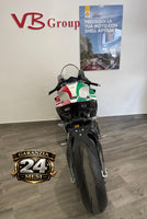 Vista posteriore della moto sportiva Ducati Panigale V4 Tricolore presso lo showroom VB Group