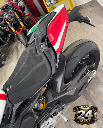 Dettaglio posteriore della Ducati Panigale V4 Tricolore VB GROUP con sella sportiva e livrea tricolore italiana