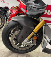 Dettaglio ruota anteriore Ducati Panigale V4 Tricolore presso VB GROUP con parafango in carbonio e forcelle Ohlins