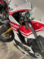Moto sportiva Ducati Panigale V4 Tricolore con livrea bianca, rossa e nera in esposizione presso VB GROUP