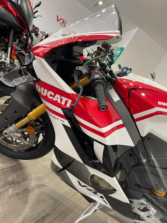 Moto sportiva Ducati Panigale V4 Tricolore con livrea bianca, rossa e nera in esposizione presso VB GROUP