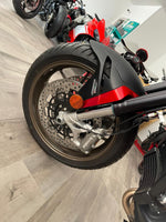 Dettaglio della ruota anteriore e sistema frenante Brembo di una moto MV Agusta Turismo Veloce Lusso da VB GROUP