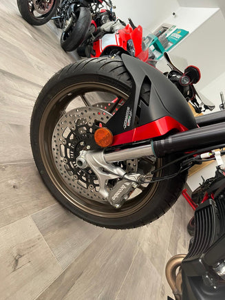 Dettaglio della ruota anteriore e sistema frenante Brembo di una moto MV Agusta Turismo Veloce Lusso da VB GROUP