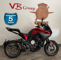 Moto MV Agusta Turismo Veloce Lusso km 0 in vendita presso VB GROUP, colore rosso e nero, vista laterale.