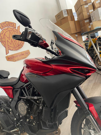 Moto MV Agusta Turismo Veloce Lusso km 0 di colore rosso e nero in esposizione presso lo showroom VB GROUP