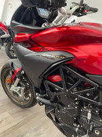 Moto MV Agusta Turismo Veloce Lusso km 0 di colore rosso brillante in esposizione presso lo showroom VB GROUP