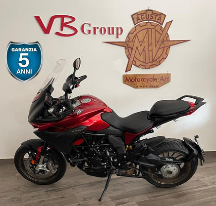 Moto MV Agusta Turismo Veloce Lusso km 0 di colore rosso e nero in esposizione presso lo showroom VB Group