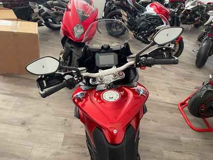 Vista frontale del manubrio e serbatoio rosso della moto MV Agusta Turismo Veloce Lusso in vendita presso VB GROUP