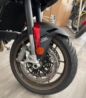 Dettaglio della ruota anteriore e forcella della moto MV Agusta Turismo Veloce Lusso in vendita presso VB GROUP