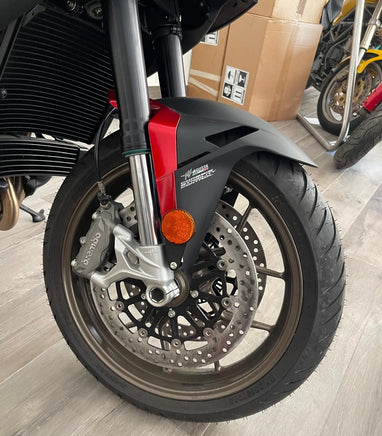 Dettaglio della ruota anteriore e forcella della moto MV Agusta Turismo Veloce Lusso in vendita presso VB GROUP